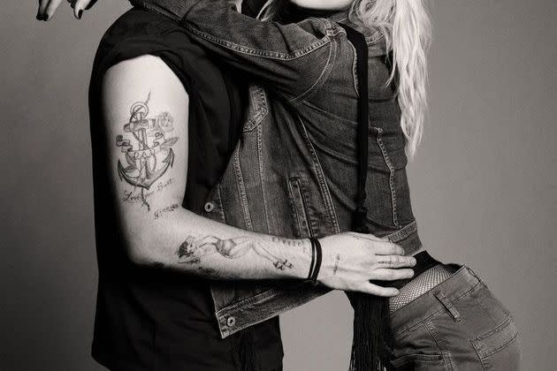 <p>Brooklyn Beckham et sa fiancée Nicola Peltz pose pour la marque Pepe Jeans London.</p>