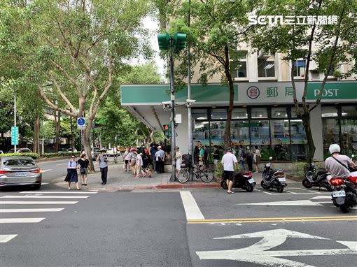 三倍券領取首日，台北民生郵局排隊人潮（圖／記者顏敏翔攝影）