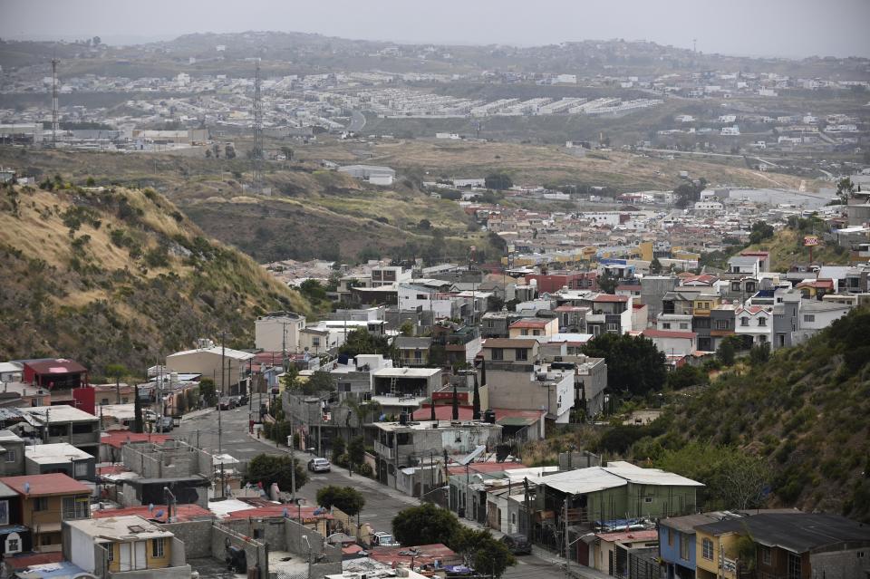 Viviendas en la sección Santa Fe de Tijuana, México, el viernes 12 de mayo de 2023. Siendo una de las últimas ciudades río abajo que recibe agua del cada vez más reducido río Colorado, Tijuana enfrenta una crisis de agua impulsada también por una infraestructura obsoleta e ineficiente y gobiernos sucesivos que han hecho poco para preparar a la ciudad para la disminución del agua en la región. (AP Foto/Carlos A. Moreno)