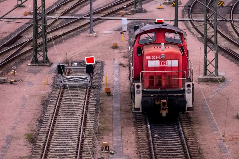 A locomotive stands on the site of the Maschen marshalling yard. The German Train Drivers' Union (GDL) has called for another 24-hour strike in the collective bargaining dispute at Deutsche Bahn in passenger and freight transport. Bodo Marks/dpa