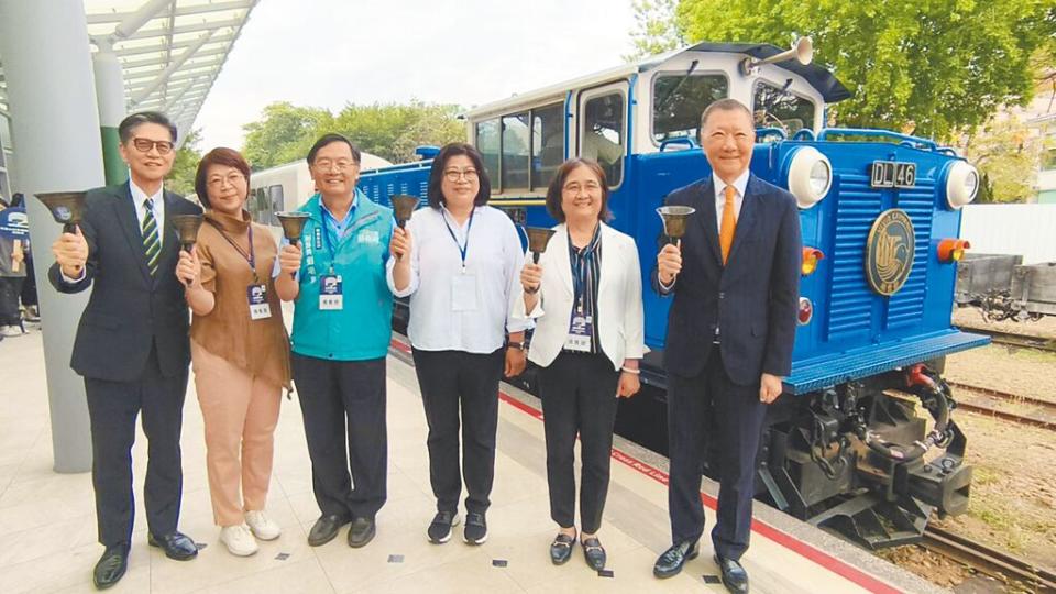 阿里山林鐵文資處觀光列車「栩悅號」23日從北門車站發車試運行，林業保育署副署長林澔貞（右二）、立委王美惠（右三）、林鐵及文資處長黃妙修（左二）、嘉義縣副縣長劉培東（左三）等人搖鈴啟運。（廖素慧攝）