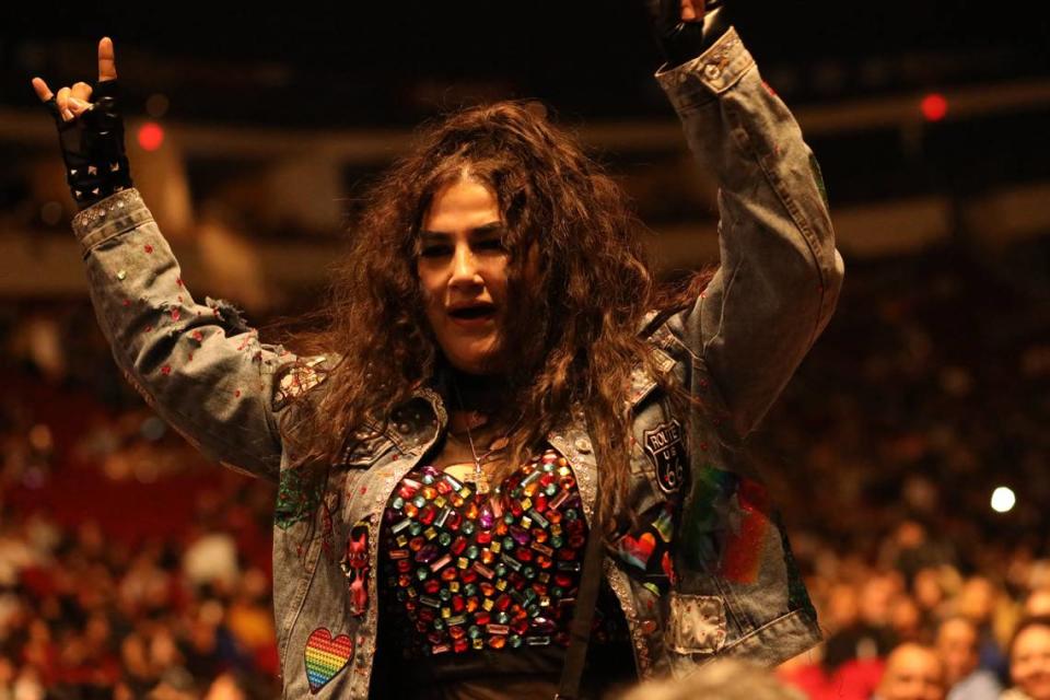 Fans en el concierto 'Mi Soundtrack World Tour 2024' de Gloria Trevi del 24 de mayo en el Save Mart Center de Fresno.