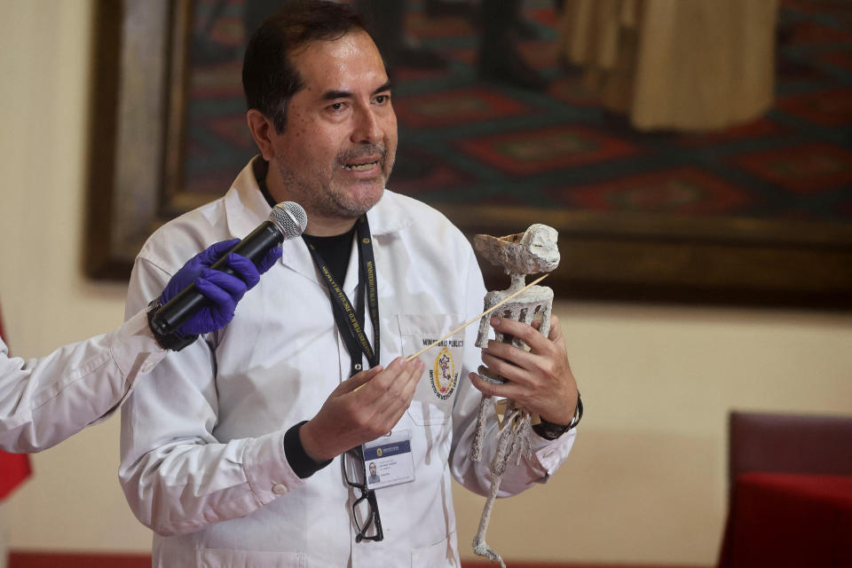 Flavio Estrada, archéologue légiste à l'Institut de médecine légale du Pérou, s'exprime alors qu'il tient le petit corps d'un spécimen à Lima, au Pérou.  12 janvier 2024. / Crédit : SEBASTIAN CASTANEDA / REUTERS