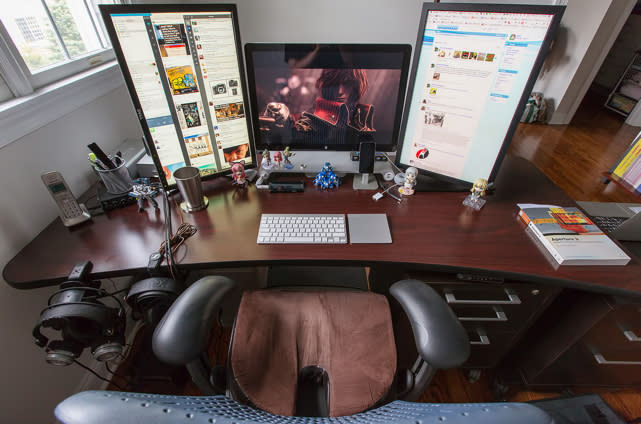 amazing mac desk with triple monitors