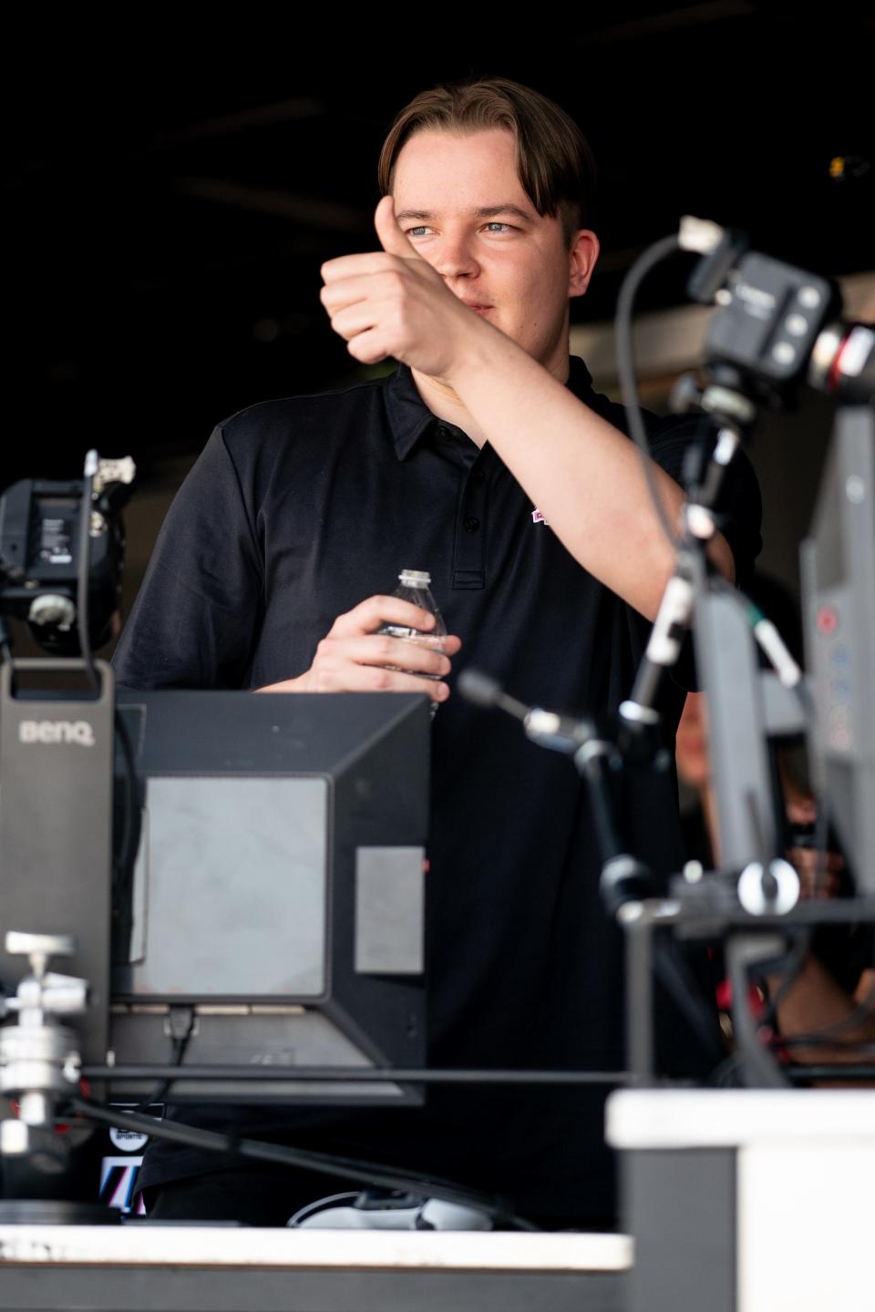 Teemu ‘Temppanen’ Karvonen, of Finland, gives a thumbs up after winning a game during the EA Sports NHL 23 World Championship at Walk of Fame Park in Nashville, Tenn., Tuesday, June 27, 2023.