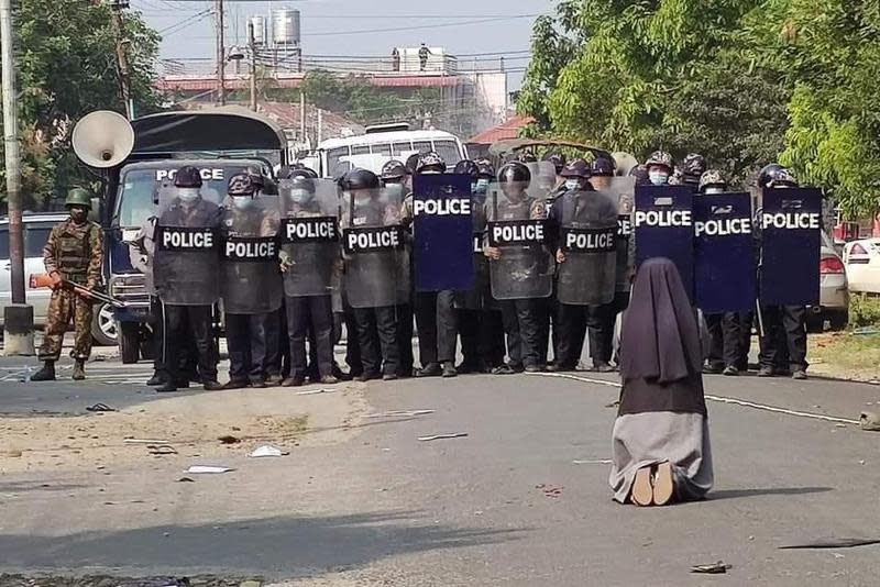 一名修女跪在警方面前，懇求別對示威者開槍。（翻攝自推特@CardinalMaungBo）