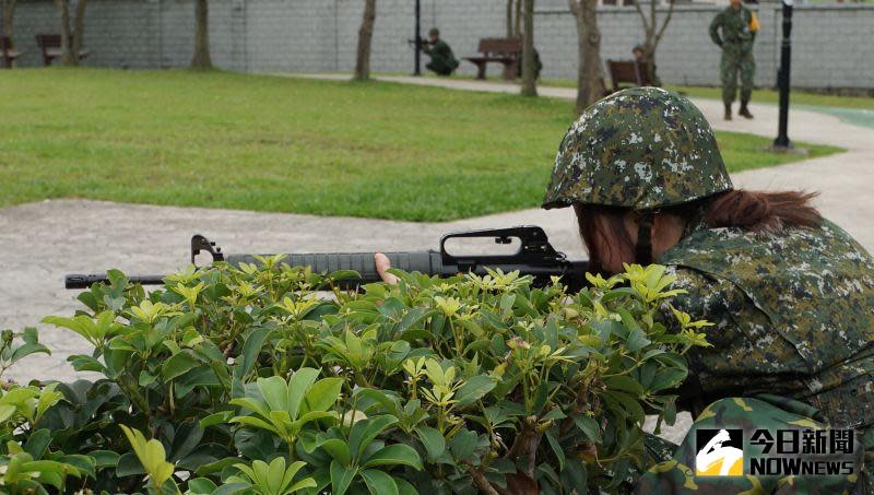 ▲首梯女性教召，女性與男性後備軍人一同參加5公里戰術行軍訓練，在佔領地形掩點後實施掩蔽射擊。（圖／記者呂炯昌攝，2023.05.09）