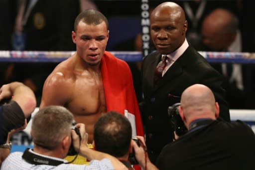 El púgil británico Chris Eubank Jr (izq) y su padre y mánager, el excampeón Chris Eubank, en el ring del O2 arena de Londres el 12 de diciembre de 2015 (AFP/Archivos | Justin Tallis)