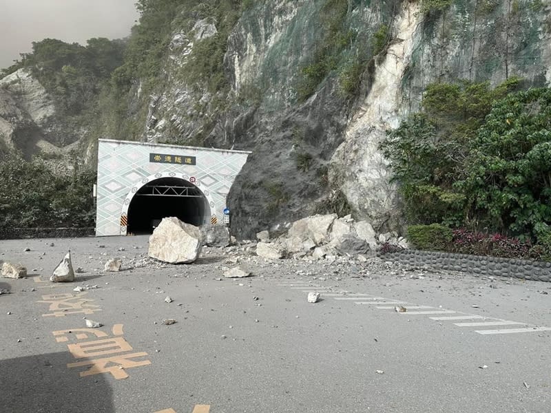 花蓮3日清晨地震，蘇花公路崇德隧道口前因大量落石，雙向交通受阻。（中央社／民眾提供）

