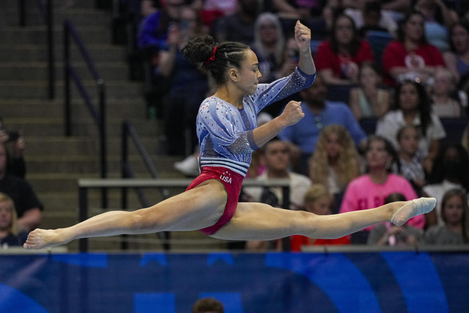 Hezly Rivera compite en el ejercicio de piso en el torneo clasificatorio de gimnasia artística de Estados Unidos, el domingo 30 de junio de 2024, en Minneapolis. (AP Foto/Charlie Riedel)