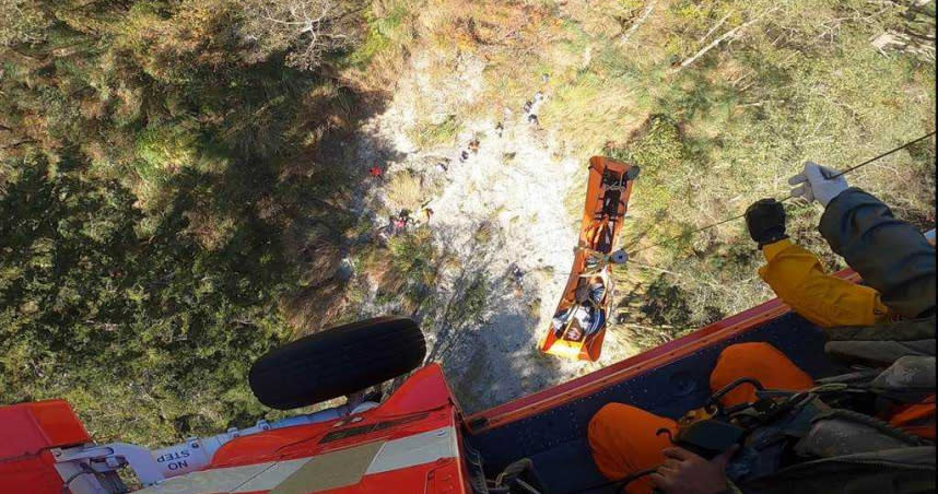 29歲江姓男子在屏風山不幸墜谷身亡，空勤總隊協助吊掛下山。（圖／空勤總隊提供／中國時報羅亦晽花蓮傳真）