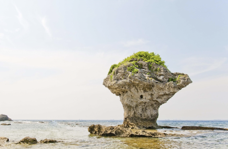 <cite>花瓶岩為小琉球著名景點。（圖／翻攝自大鵬灣國家風景區管理處官網）</cite>