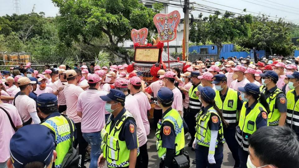 大甲媽祖昨日回鑾抵龍井，烏日警分局增加警力護轎維安，以人牆將神轎團團圍住。<br />（記者陳金龍攝）