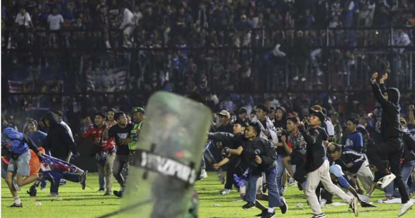 印尼在1日晚間舉行足球聯賽，比賽結果造成球迷不滿爆發衝突，引發嚴重踩踏事件。（圖／達志／美聯社）