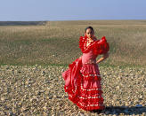 <p>Das ursprünglich aus Andalusien stammende Flamenco-Kleid ist in Spanien allgegenwärtig. So tragen mittlerweile Frauen aus allen spanischen Regionen zu feierlichen Anlässen die bunten Kleider mit Volants-Lagen. (Bild: AP Photo) </p>