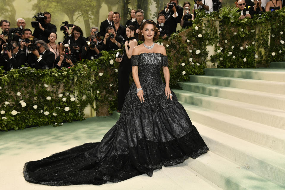 Penelope Cruz llega a la gala benéfica del Instituto del Vestido del Museo Metropolitano de Arte para celebrar la inauguración de la exposición "Sleeping Beauties: Reawakening Fashion" el lunes 6 de mayo de 2024, en Nueva York. (Foto Evan Agostini/Invision/AP)