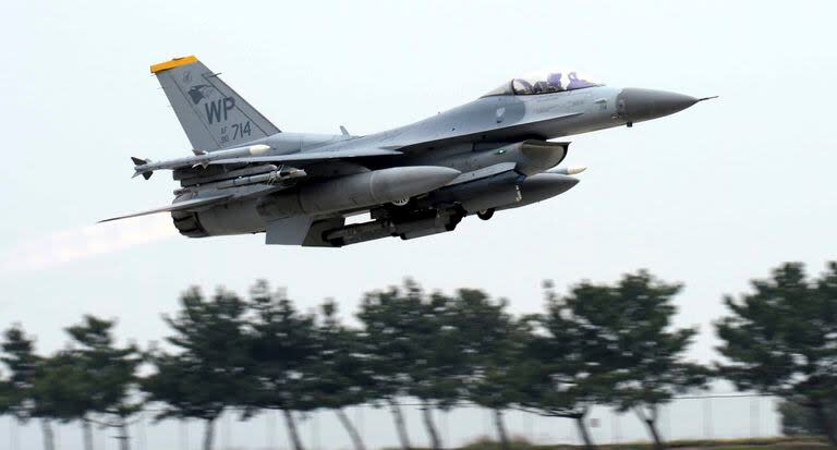 Un caza F-16 de la fuerza aérea estadounidense despega durante unas maniobras conjuntas 