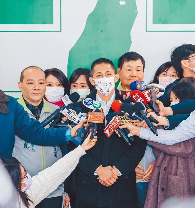 民進黨台北市黨部評委召集人趙映光的兒子趙介佑，涉犯詐欺與毒品案遭到收押，藍營議員指有PTT網友爆料，民進黨台北市黨部主委吳怡農與趙家的關係並不一般。圖為2021年1月7日趙映光（左一）陪同吳怡農（中）接受媒體採訪。（郭吉銓攝）