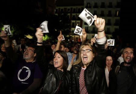 Supporters of Podemos (We can) react at the party's meeting area after the regional and municipal elections in Madrid, Spain, May 24, 2015. REUTERS/Andrea Comas