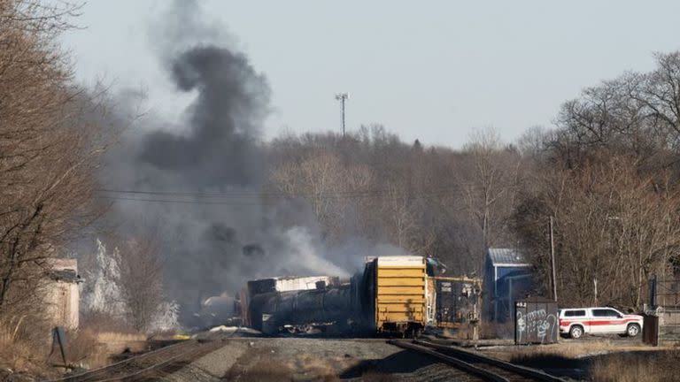 Un tren de carga que transportaba productos químicos peligrosos descarrila en East Palestine, Ohio.