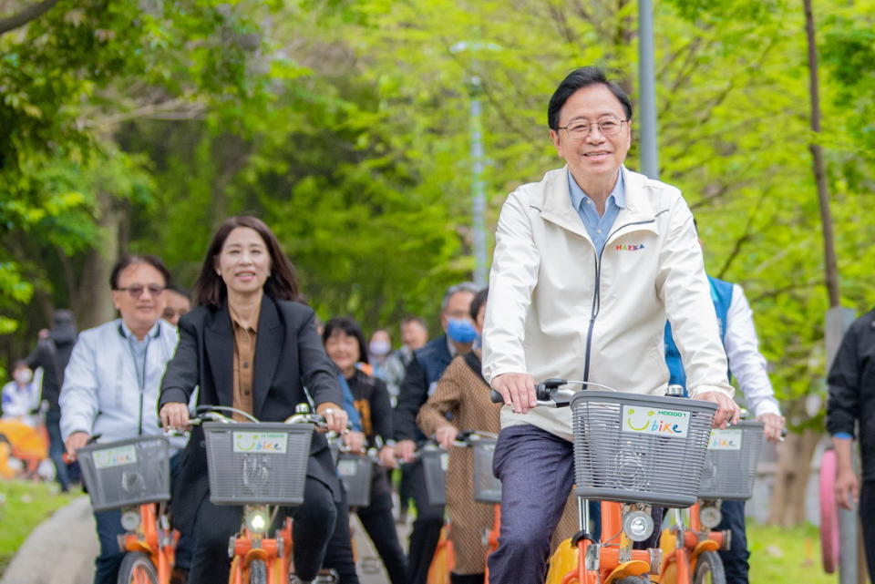 桃園市長張善政親自試乘桃園YouBike。(桃園市政府提供)