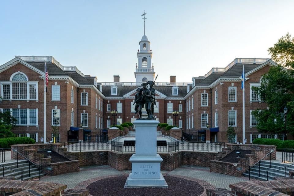 Delaware CApitol building with statue in center