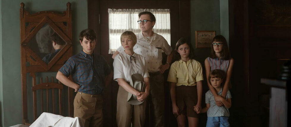 De gauche à droite : Sammy Fabelman (Gabriel LaBelle), Mitzi Fabelman (Michelle Williams), Burt Fabelman (Paul Dano), Natalie Fabelman (Keeley Karsten), Reggie Fabelman (Julia Butters) et Lisa Fabelman (Sophia Kopera) dans The Fabelmans de Steven Spielberg.  - Credit:Merie Weismiller Wallace/Universal Pictures and Amblin Entertainment