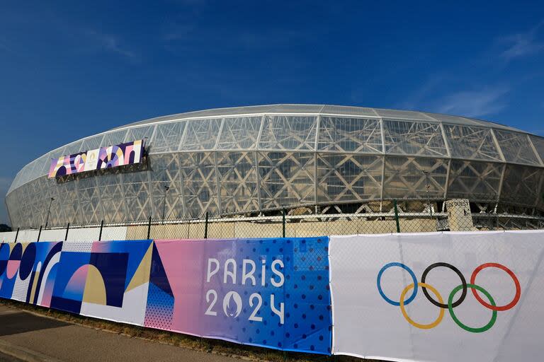 El logo de París 2024 y los Anillos Olímpicos, en las afueras del estadio Allianz Riviera de Niza, una se las sedes de fútbol