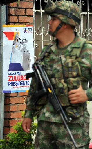 El candidato Un soladado colombiano monta guardia durante un acto del candidato presidencial por el opositor partido Centro Democrático Oscar Iván Zuluaga en Villeta, Cundinamarca, Colombia, el 17 de mayo de 2014. (AFP | Guillermo Legaria)