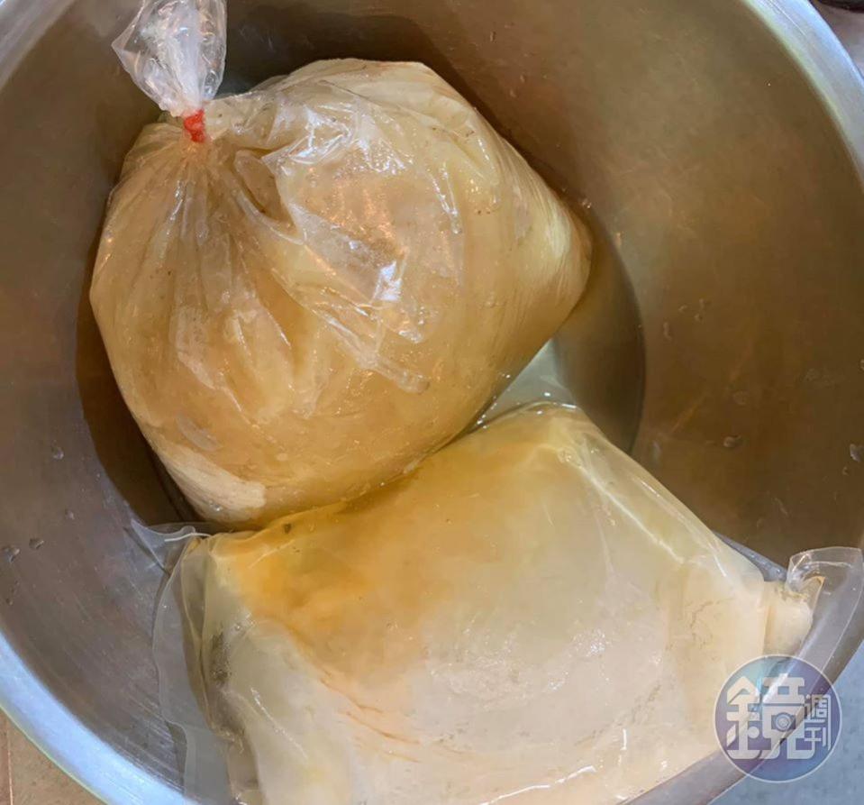 高湯解凍，今天用自製高湯和盧記的雞高湯。