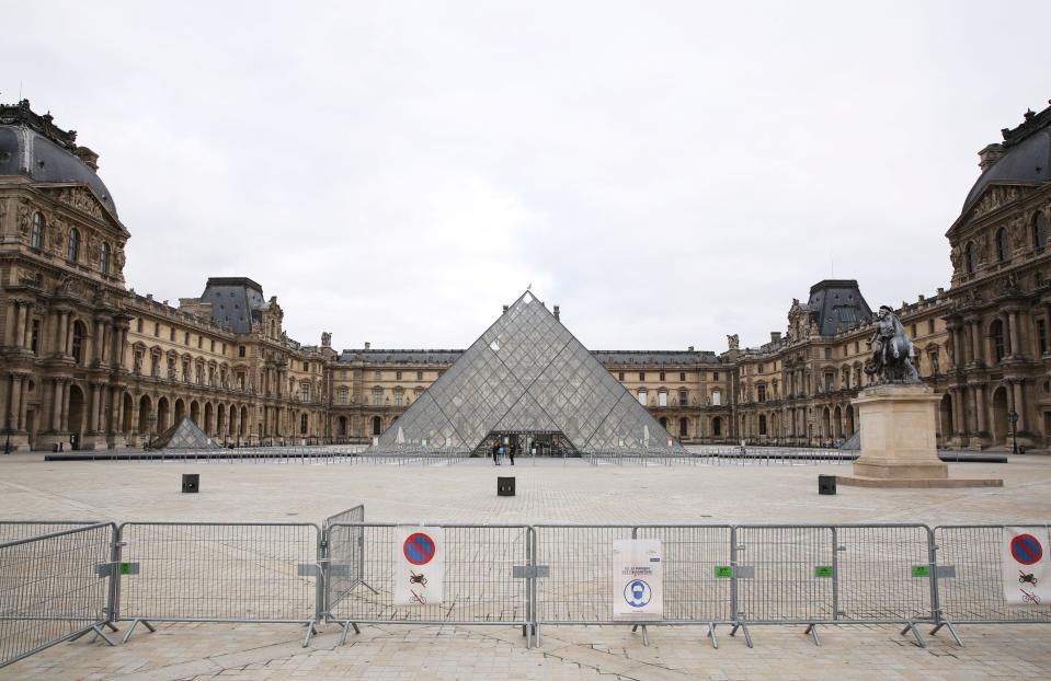 30 ottobre: primo giorno del nuovo lockdown in Francia, il secondo dopo quello primaverile per tentare di frenare l’impennata dei contagi da coronavirus. A Parigi non si vede quasi nessuno in giro. (Photo by Gao Jing/Xinhua via Getty)