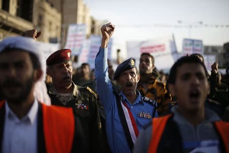 Army and police officers loyal to the Houthi movement shout slogans as they take part in a demonstration to show support to the movement in Sanaa January 23, 2015. REUTERS/Khaled Abdullah