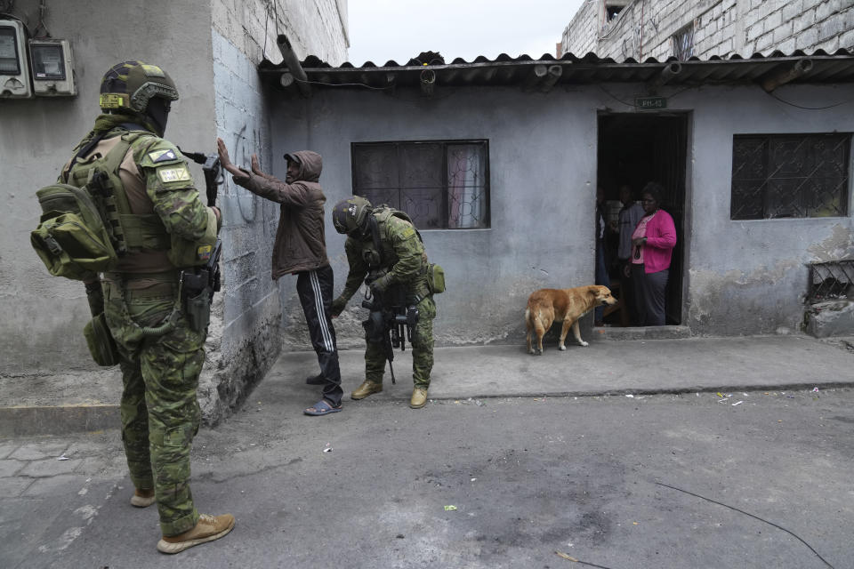 Soldados detienen y registran a un peatón en busca de armas mientras patrullan zonas residenciales en el norte de Quito, Ecuador, el jueves 11 de enero de 2024. El presidente Daniel Noboa decretó el lunes el estado de emergencia nacional debido a una ola de criminalidad, una medida que permite a las autoridades suspender los derechos de las personas y movilizar a los militares. El gobierno también impuso un toque de queda. (Foto AP/Dolores Ochoa)