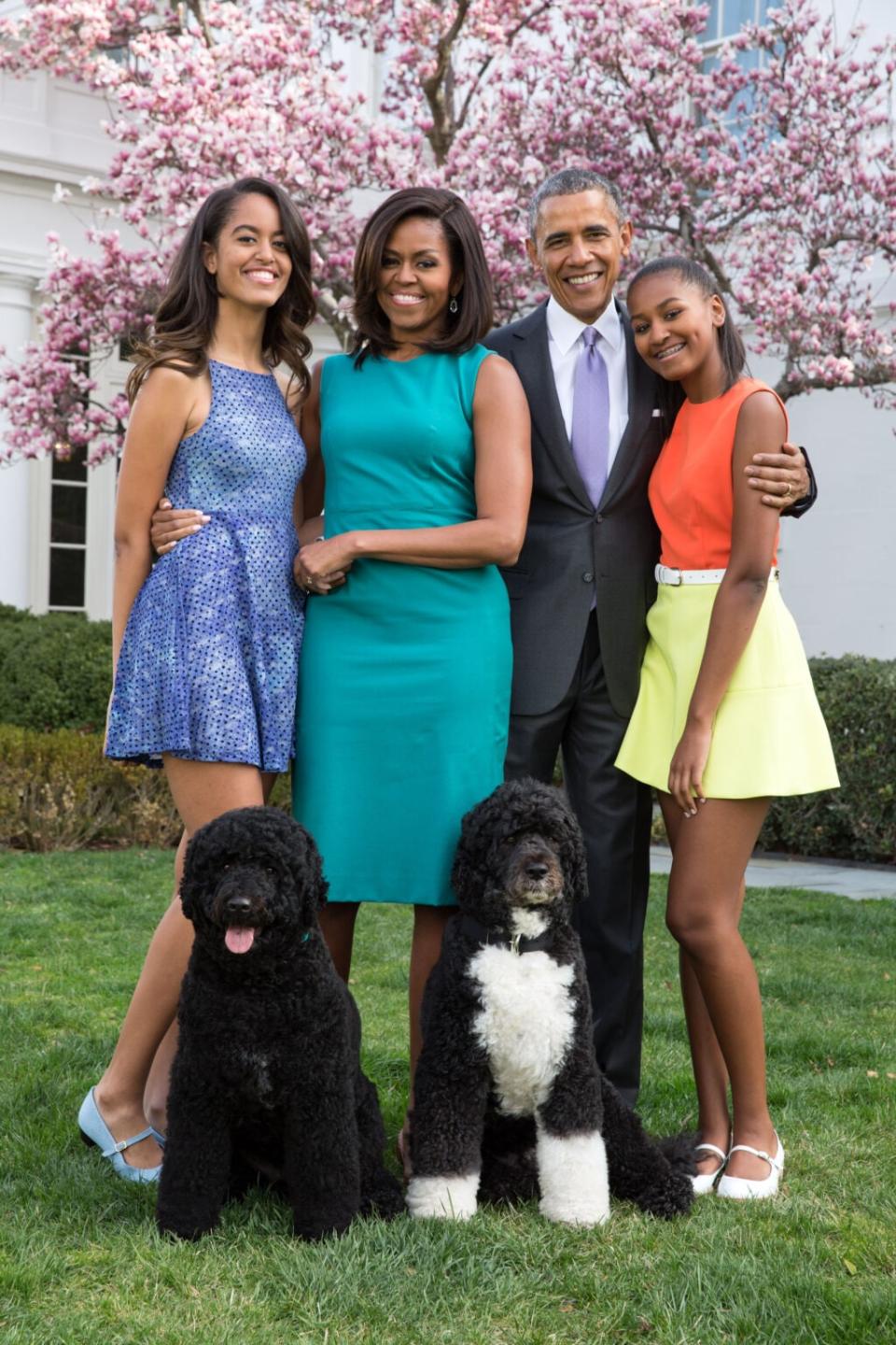 WASHINGTON, DC – APRIL 05: U.S. President Barack Obama, First Lady Michelle Obama, and daughters Malia (L) and Sasha (R) pose for a family portrait with their pets Bo and Sunny in the Rose Garden of the White House on Easter Sunday, April 5, 2015 in Washington, DC. (Photo by Pete Souza/The White House via Getty Images)