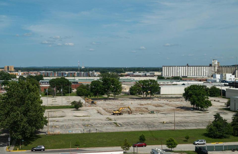 Maquinaria de construcción en un estacionamiento arrasado en el sitio propuesto para un estadio de beisbol de los Royals en el norte de Kansas City. El terreno se encuentra entre las calles 16th y 18th y las calles Erie y Howell.