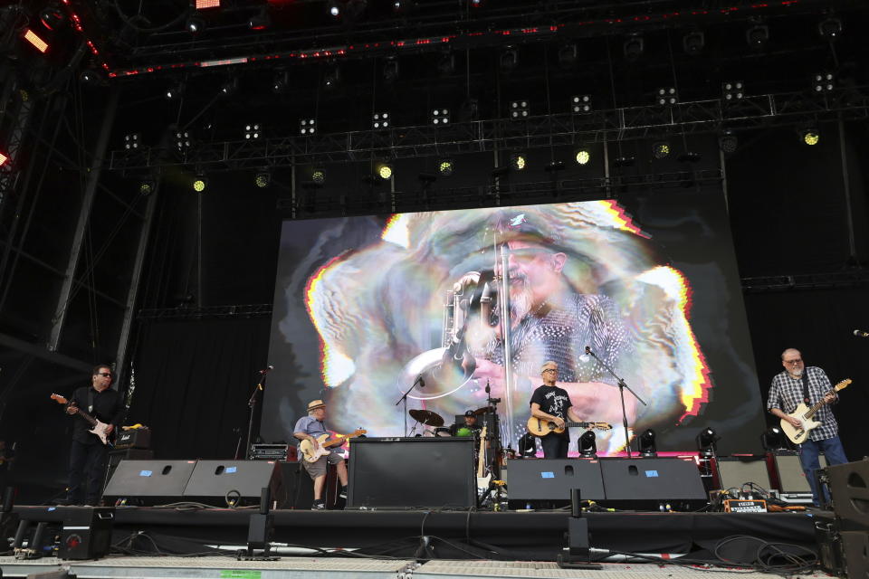 La banda mexico-estadounidense Los Lobos, durante su presentación en el Festival Vive Latino en la Ciudad de México el domingo 17 de marzo de 2024. (Foto AP/Ginnette Riquelme)