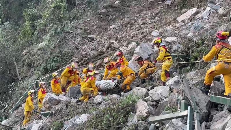 連姓男子與妻女在小錐麓古道遇強震，連男遭落石擊中死亡，搜救人員昨（8日）在現場尋獲斷肢交由修復師。（圖／翻攝畫面）