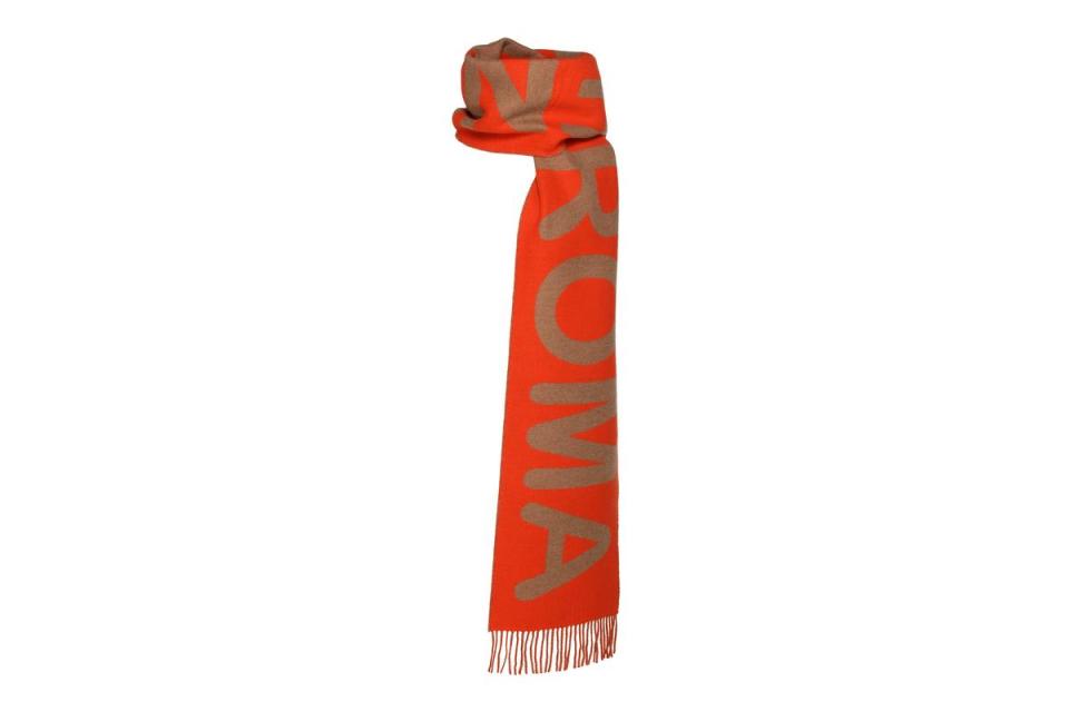 FENDI x SKIMS系列亮橘色圍巾；價格店洽。（FENDI提供）