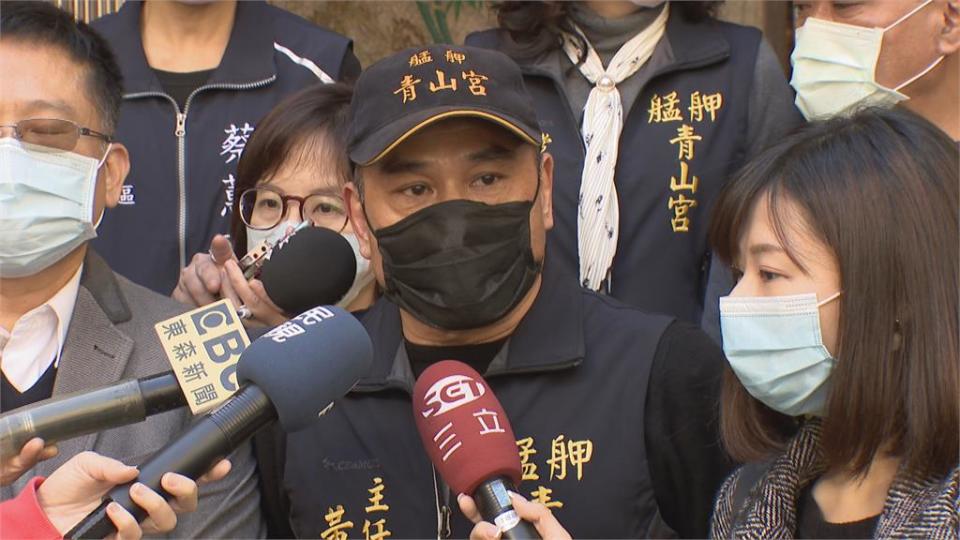 防疫優先 萬華青山宮停春節活動！暖暖冬陽 廟方發放慰問金送口罩