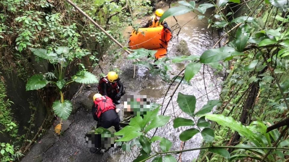 今上午發現黃婦的遺體。（圖／翻攝自記者爆料網）