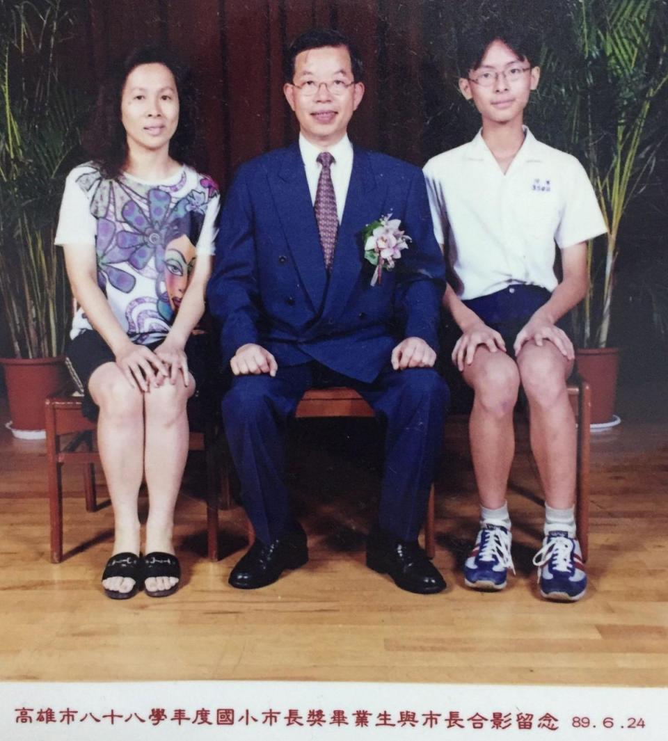 蔡岳勳以「市長獎」國小畢業時，與母親和當時的市長謝長廷合照。媽媽為此甚感驕傲，合照至今仍擺在她的床頭。（蔡岳勳提供）