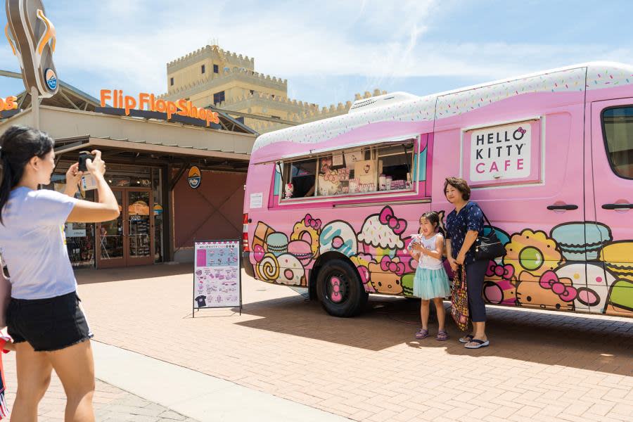 (Source: Hello Kitty Cafe Truck)