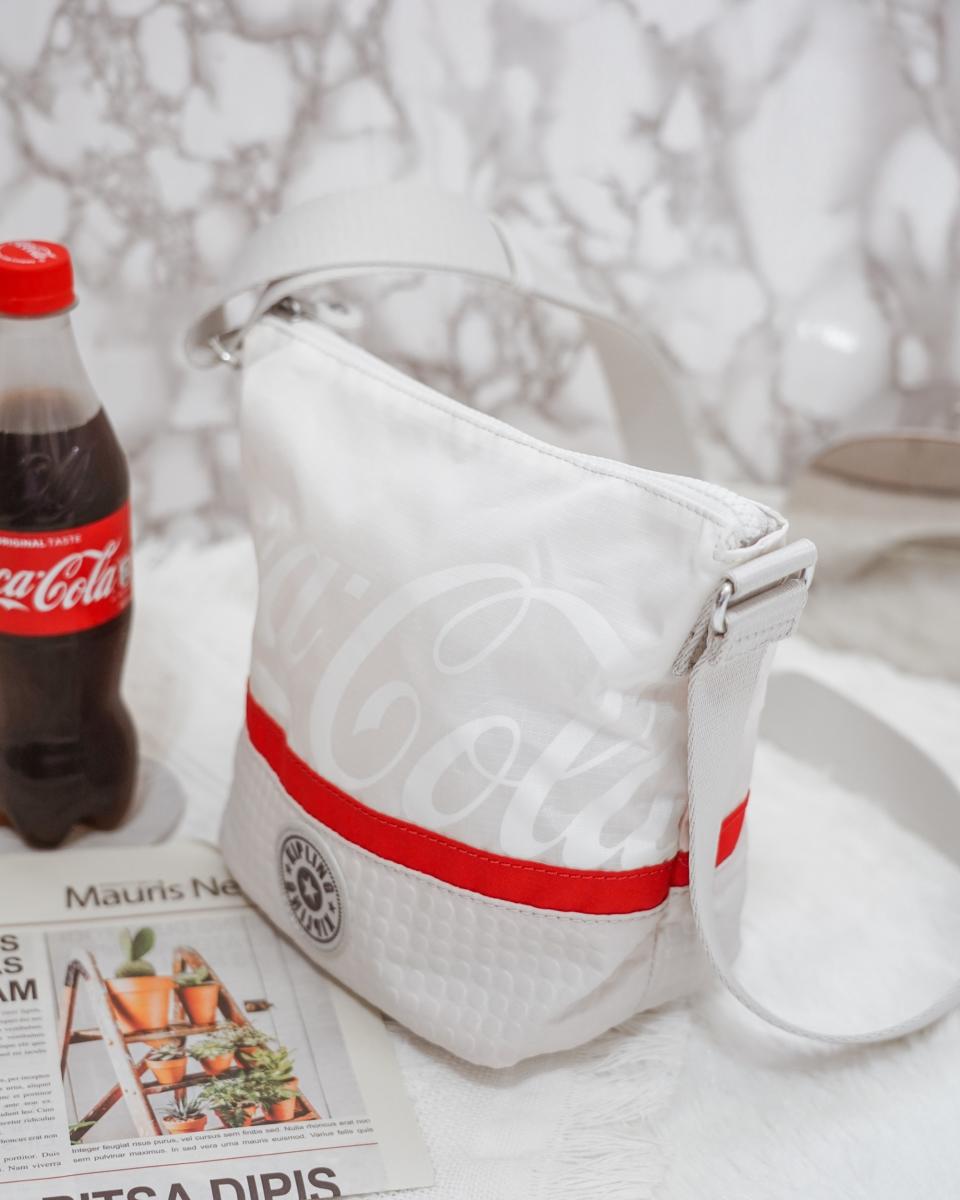 春季單品75折！Kipling Coca-Cola 聯名款滿額再折300，環保與時尚兼具百搭包｜2021走春潮流單品推薦