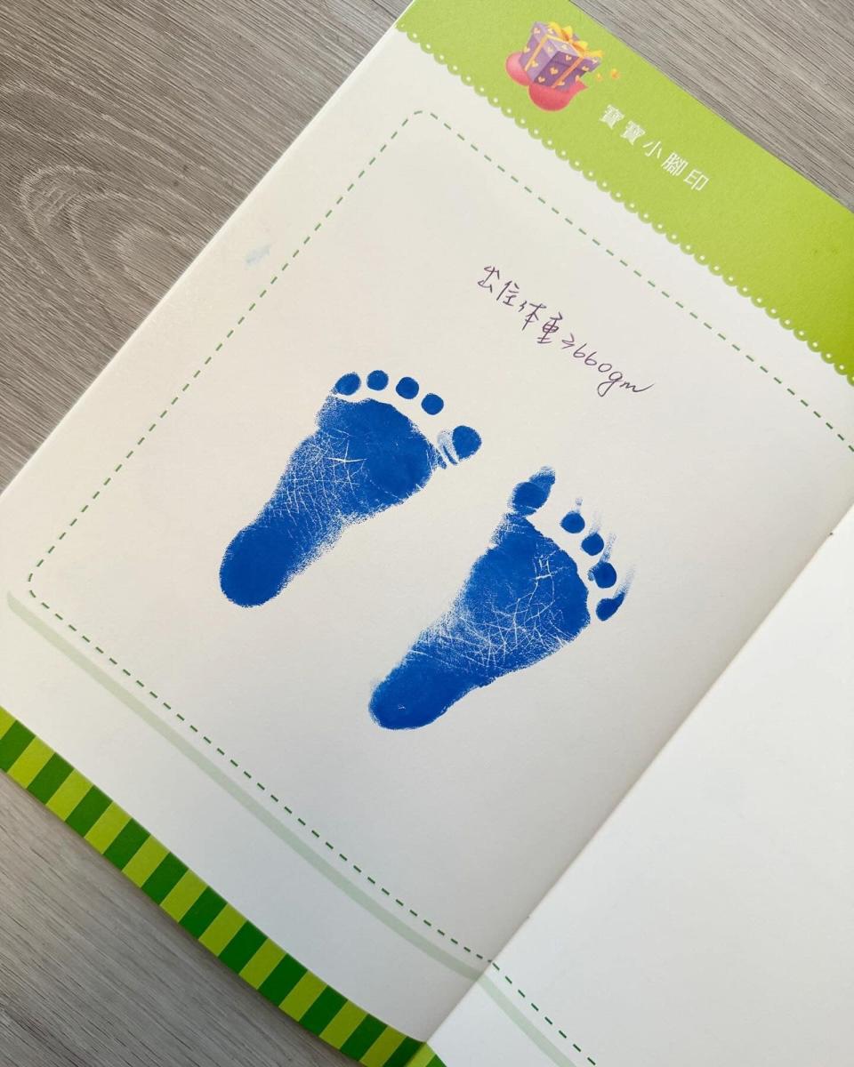 李千娜分享兒子出生的小腳丫印。（翻攝臉書）