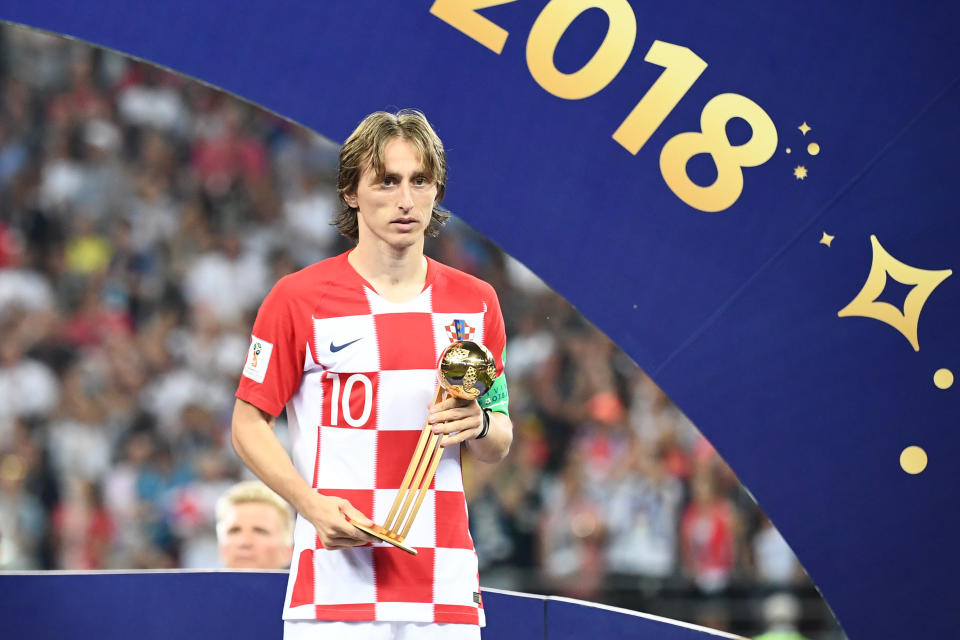 Modric pose avec son prix de meilleur joueur de la Coupe du Monde (photo AFP).