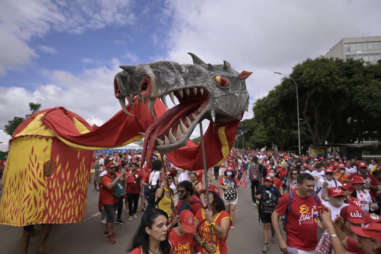 Partidarios del presidente electo Luiz Inácio Lula da Silva llegan a la Esplanada dos Ministerios para asistir a su ceremonia de toma de posesión en Brasilia el 1 de enero de 2023