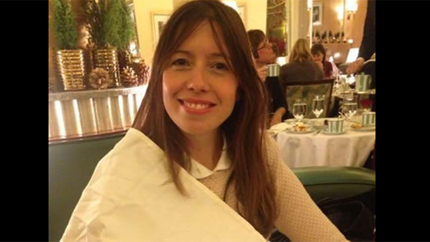 Louise Burns tweeted this picture of her breastfeeding under a napkin. Photo: Twitter