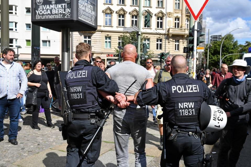 Die Polizei führt einen Mann ab bei einer Demonstration gegen die Corona-Maßnahmen.<span class="copyright">Bernd von Jutrczenka / dpa</span>