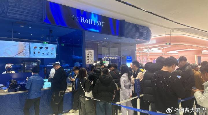 the Roll’ING進京展店，吸引大批民眾排隊購買。（圖／翻攝微博@消費大嘴巴）