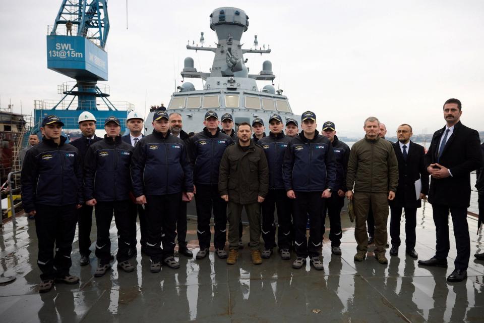 烏克蘭總統澤倫斯基（中）3月8日造訪土耳其伊斯坦堡近郊的一座造船廠，視察2艘將交付烏國海軍的護衛艦工程進度。路透社